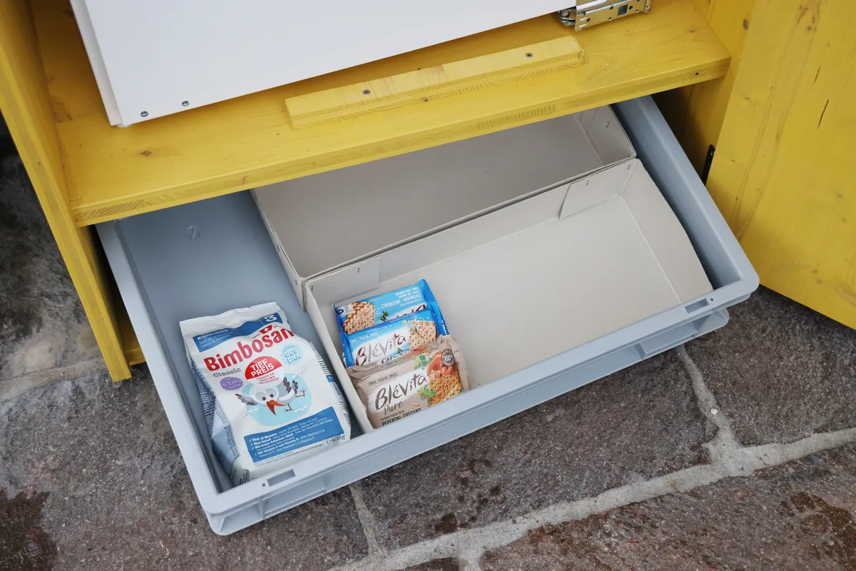 Effretikon. Bei der katholischen Kirche steht ein Madame-Frigo-Kühlschrank, ein Projekt gegen Food-Waste, das Christine Gerber mitinitiiert hat. Neben gekühlten Lebensmitteln können auch trockene Esswaren weitergegeben werden. 20.12.2024  Bild: Sabine Rock